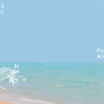 Image d illustration de Pozeia, montre un bord de mer et un dessin léger blanc et léger d'un ponton de baignade